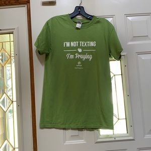 Nice Tshirt that says I’m not texting I’m praying.